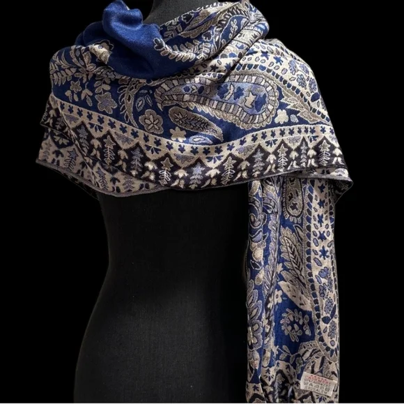 NWOT Chic 100% Cashmere Scarf in Navy and Silver
